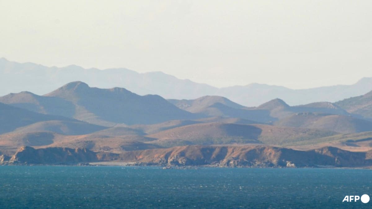 한국 정부는 북한 국경 근처 섬에서 철수 명령을 내렸다.