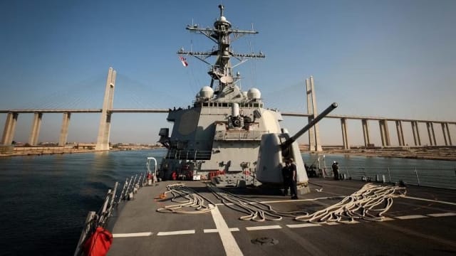 美国防部：一艘驱逐舰和三艘商船在红海遇袭