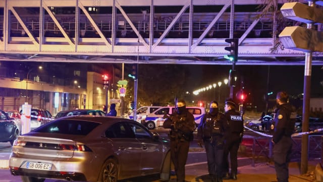 游客在巴黎遇袭身亡 马克龙称是恐怖袭击事件