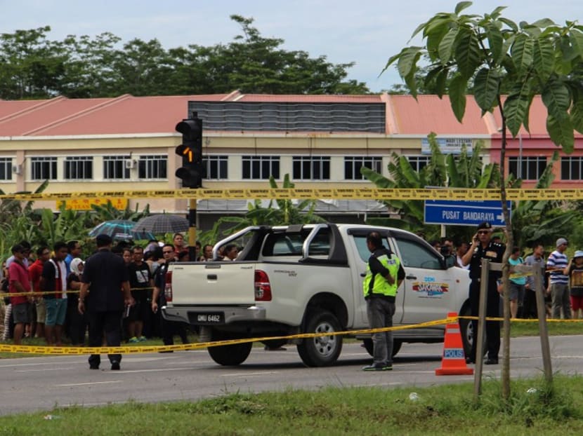 Malaysian Police cordon off the crime scene after opposition politician Bill Kayong, 43, was shot dead in his pickup truck while at a traffic light in Miri, Malaysian Borneo's Sarawak state, on June 21, 2016. Photo: AFP