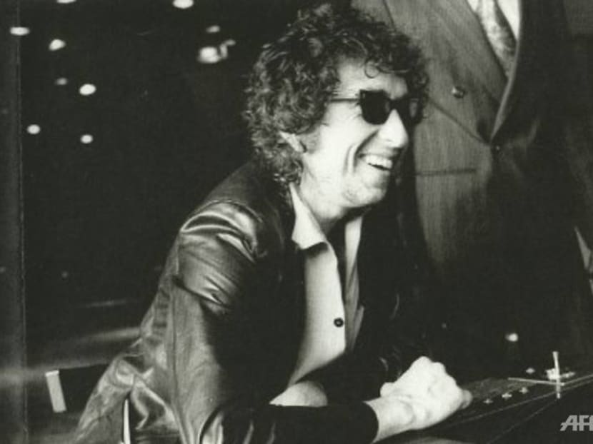 Bob Dylan papers, including unpublished lyrics, sell for US$495,000 Bob Dylan papers, including unpublished lyrics, sell for US$495,000