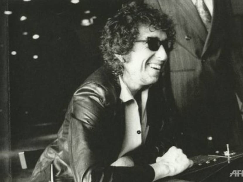 Bob Dylan papers, including unpublished lyrics, sell for US$495,000