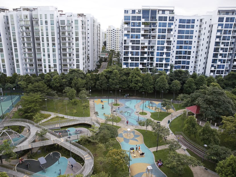 A view of blocks of private residential condominiums (left) and executive condominiums in Singapore January 4, 2016. Photo: Reuters