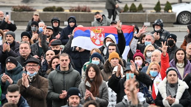 乔科维奇入境澳洲被拒后 支持者在塞尔维亚国会外示威声援