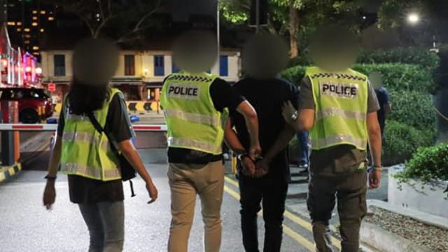 警方突击公共娱乐场所 五名男子被捕