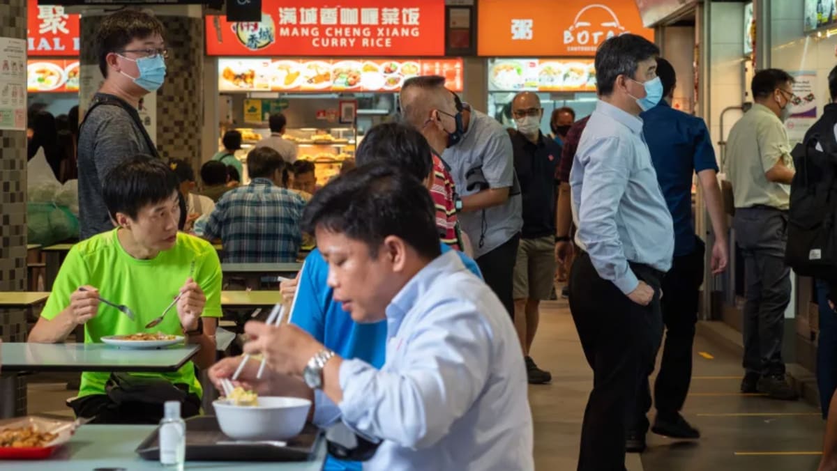 Studi menemukan makan di luar paling murah di Toa Payoh, paling mahal di Bishan;  banyak kios tidak menaikkan harga setelah kenaikan GST