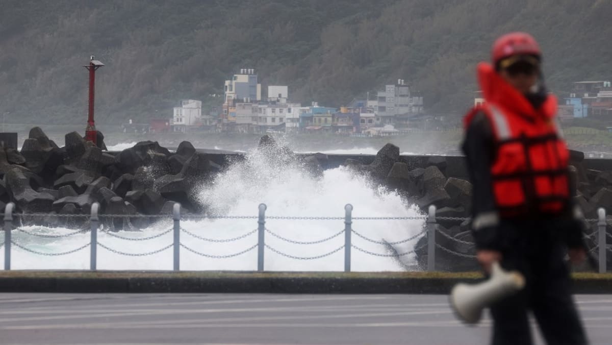 台湾、強い台風コンレイの到来で閉鎖