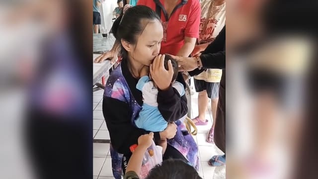 马国妇女抱病婴乘长途巴求医 孩子途中断气 