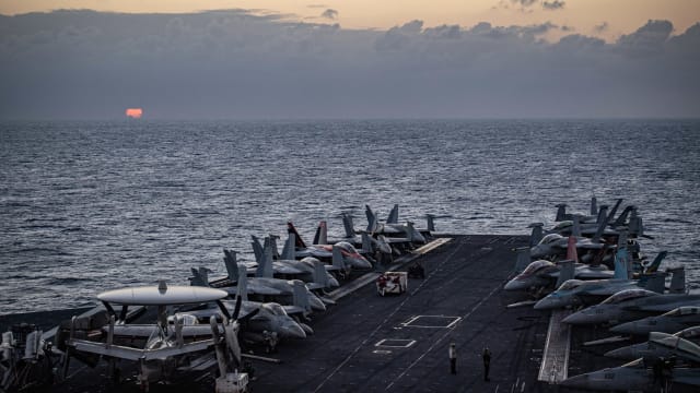 与中国关系紧张之际 美海军在南中国海举行演习