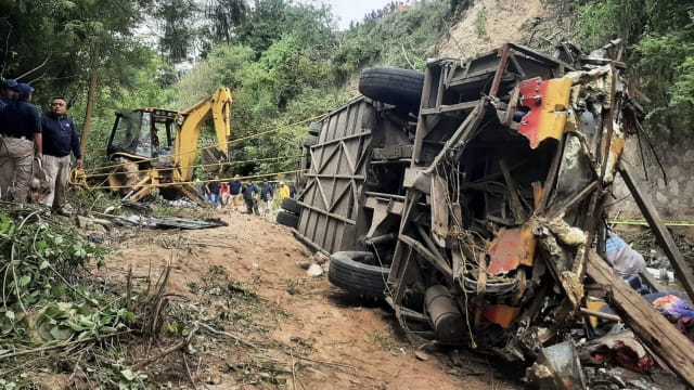墨西哥一辆巴士坠入山谷 导致27人亡21人伤
