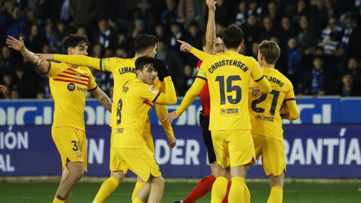 Ten-man Barcelona ease to victory at Alaves