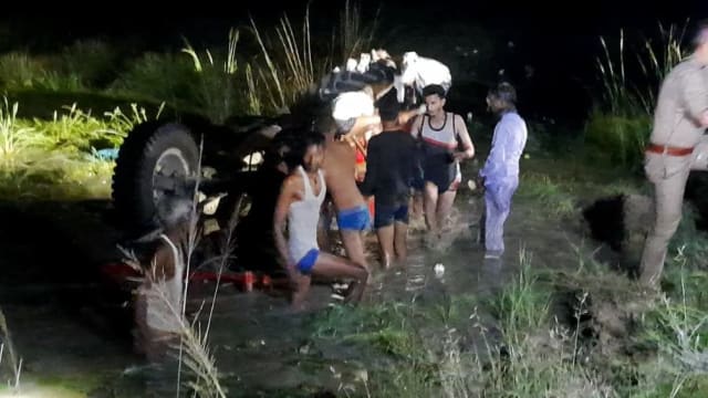 印度拖拉机牵引车辆坠入池塘 至少26人死亡