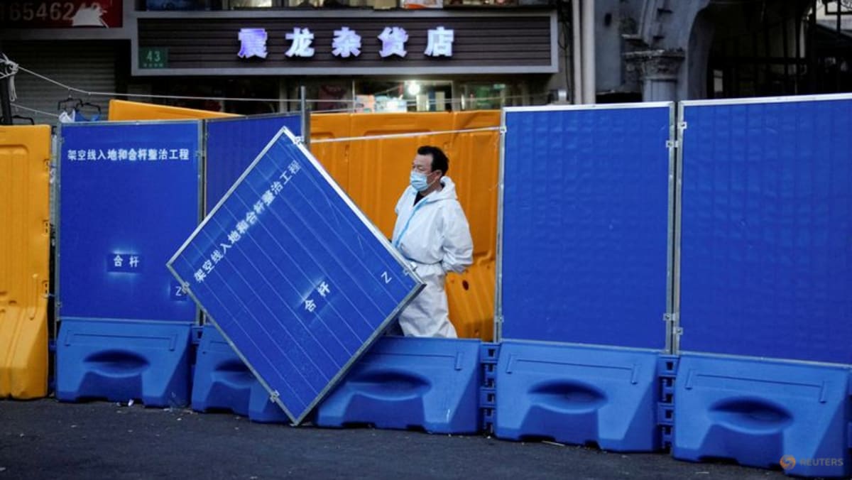 Pasien Shanghai mengumpulkan bantuan medis selama penguncian COVID-19