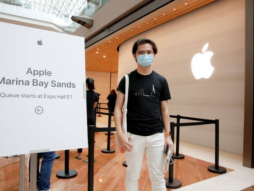 Polytechnic student Ervin Liyu was the first customer to enter the new Apple store at Marina Bay Sands on Sept 10, 2020. Polytechnic student Ervin Liyu was the first customer to enter the new Apple store at Marina Bay Sands on Sept 10, 2020.