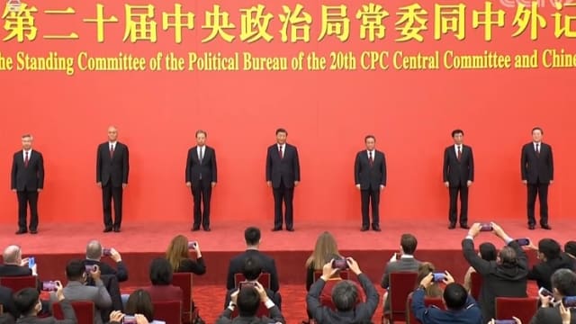 【直播】中国共产党新一届中央政治局常委 首次露面