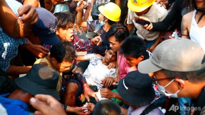 18 penunjuk perasaan terbunuh; undang-undang tentera dilaksana di Yangon