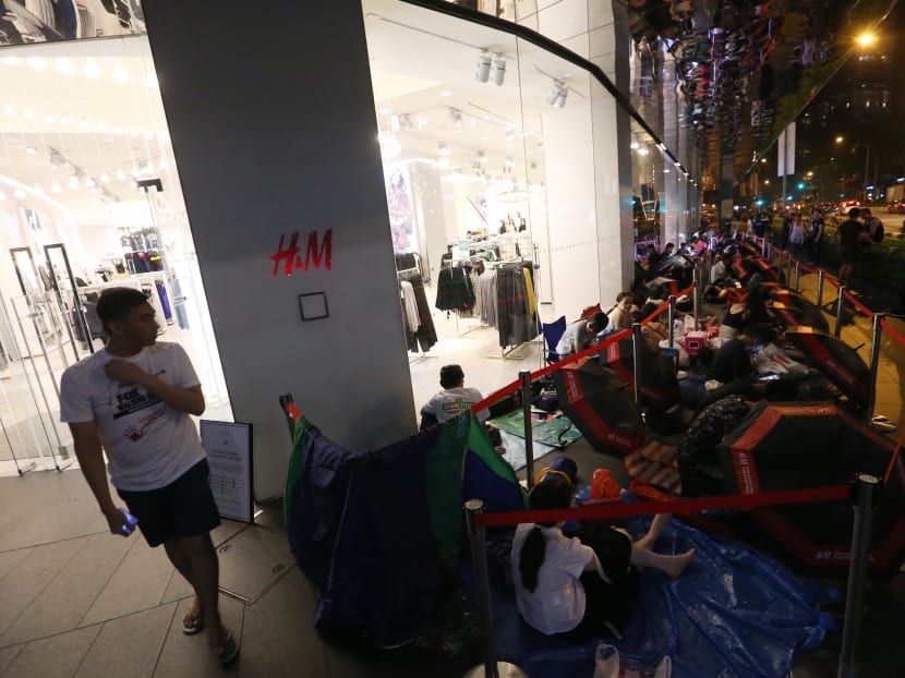 The queue outside H&M Singapore's Orchard Building on Nov 4, 2015. Photo: Ooi Boon Keong.