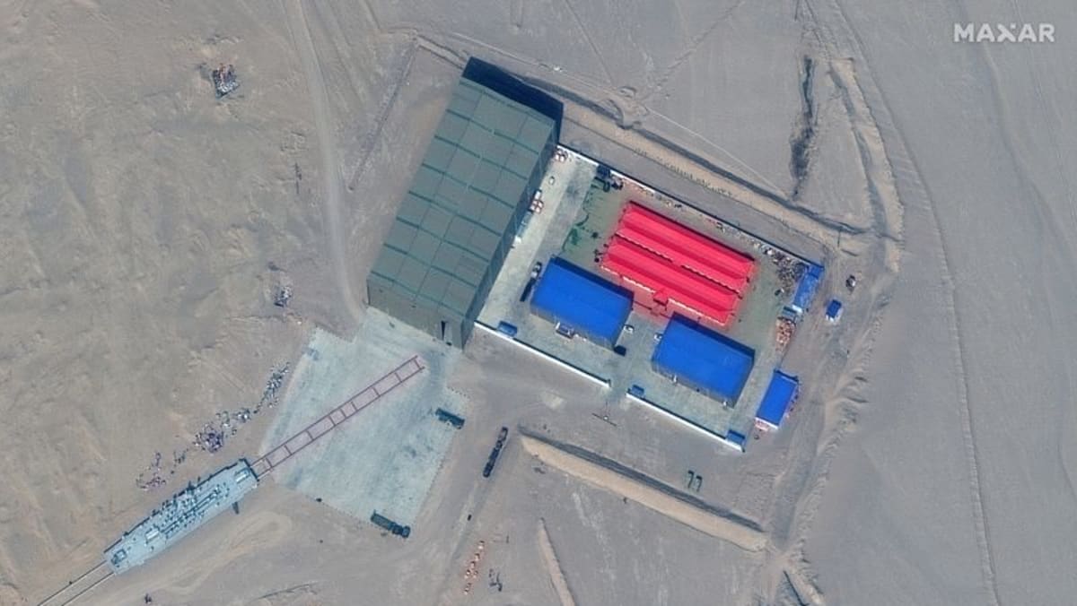 China membuat maket kapal Angkatan Laut AS di area yang digunakan untuk latihan target rudal