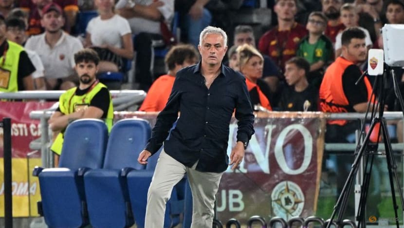 Mourinho urges Roma forwards to be 'mean'