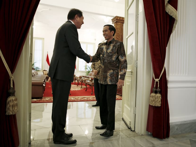 Indonesia's President Joko Widodo (R) welcomes Singapore's Deputy Prime Minister and Coordinating Minister for National Security Teo Chee Hean before their meeting at the presidential palace in Jakarta November 24, 2015. Photo: Reuters