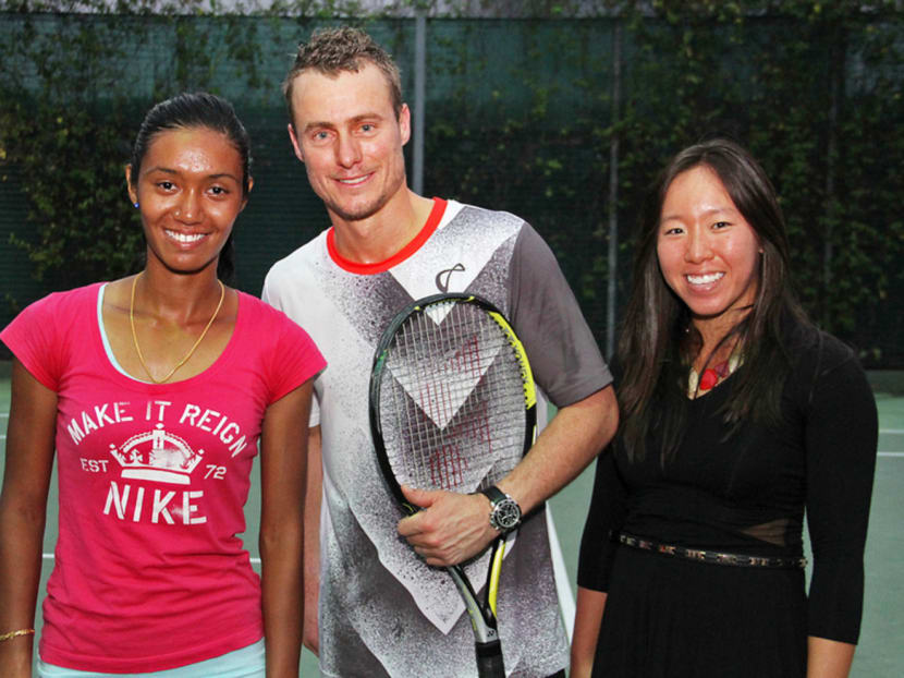 Lleyton Hewitt with two of Singapore’s national tennis players, Angeline Devi Devanthiran (left) and Wee Khee Yen (right), yesterday. Photo: Robin Choo