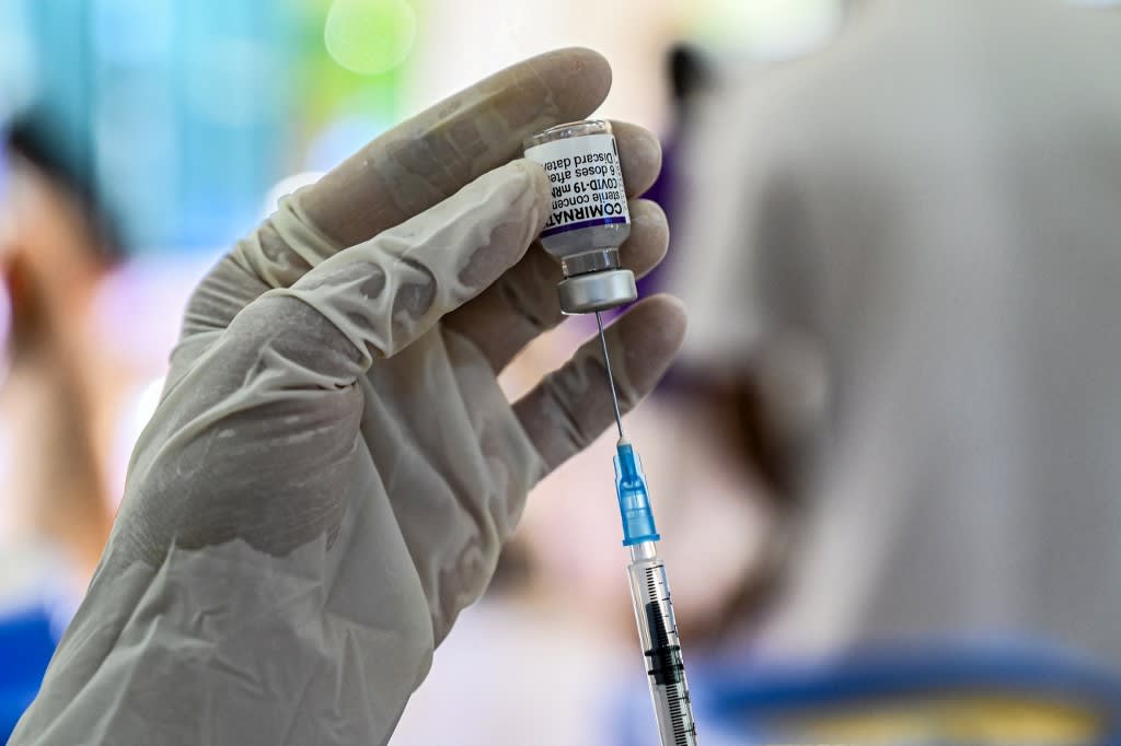 S'pore to transition to 'up-to-date' vaccination policy as it recommends boosters for seniors, children aged 5-11 S'pore to transition to 'up-to-date' vaccination policy as it recommends boosters for seniors, children aged 5-11