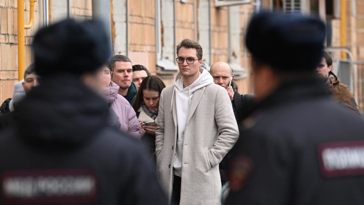 Moscow polling station protesters pay tribute to Navalny