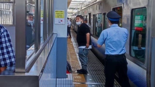 日本大阪列车发生持刀伤人案 三人受伤