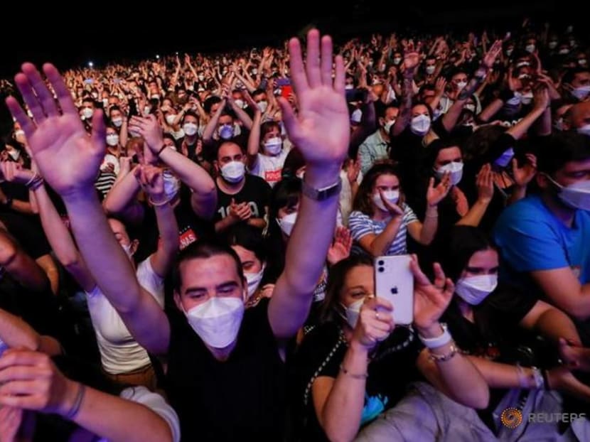5,000 music fans have COVID tests before non-distanced concert in Barcelona 5,000 music fans have COVID tests before non-distanced concert in Barcelona