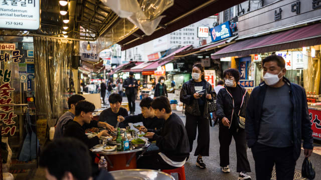 韩国分阶段恢复日常生活秩序后 单日新病例猛增 