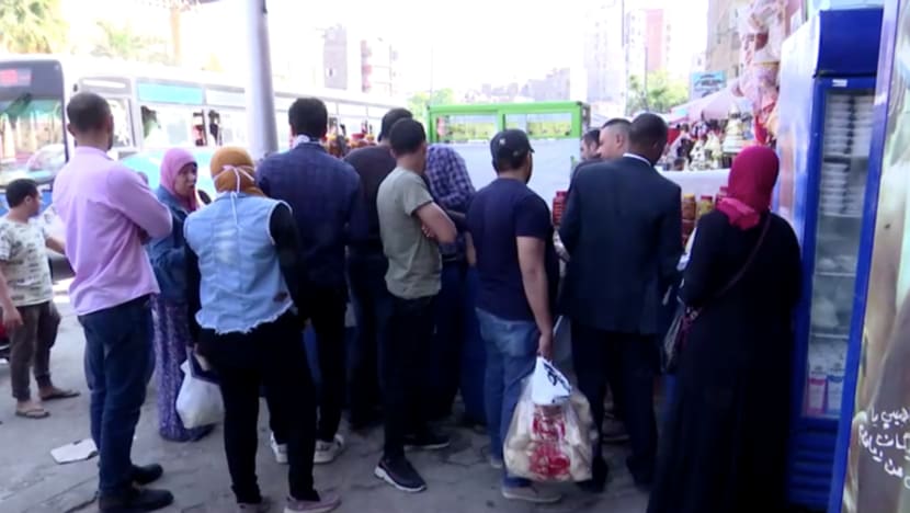 Rakyat Mesir masih berebut beli juadah buka puasa di tengah wabak COVID-19