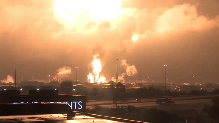 Huge fire breaks out at Philadelphia oil refinery Huge fire breaks out at Philadelphia oil refinery