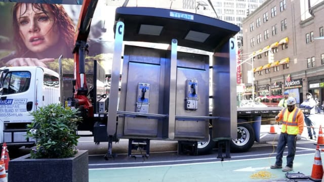 美国纽约市拆除最后一座公共电话亭