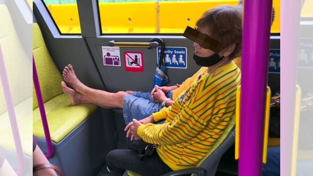 乘客拉下口罩脚放巴士座位 网民盼公众搭车注意规则