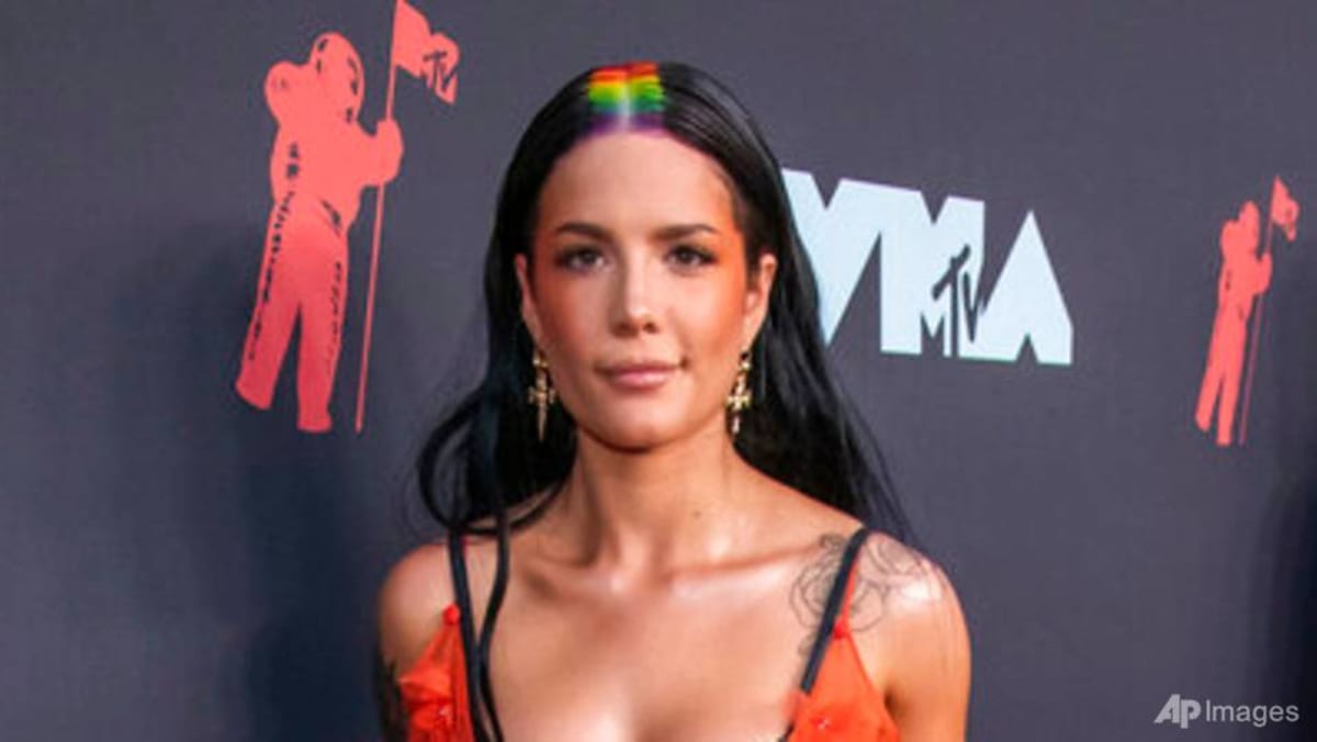 singer-halsey-pregnant-with-1st-child-shares-photos-of-baby-bump