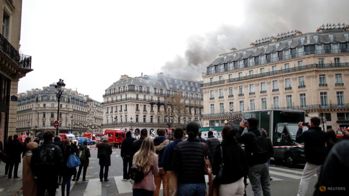 Kebakaran terjadi di dekat Place de L’Opera di pusat kota Paris