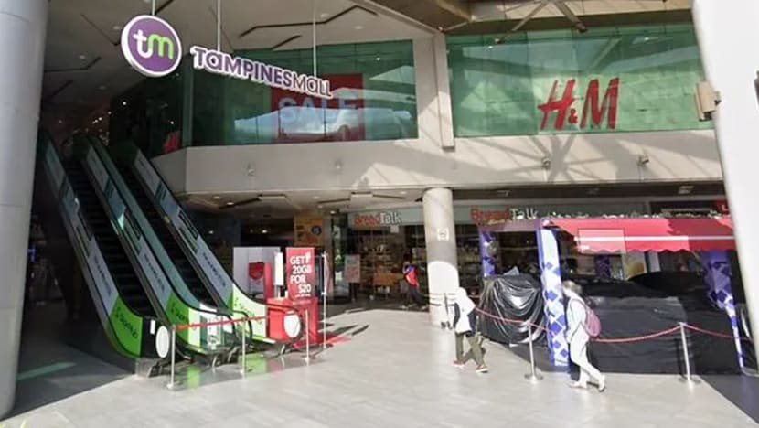 Pekerja pembersihan maut setelah terjatuh dari siling palsu di Tampines Mall