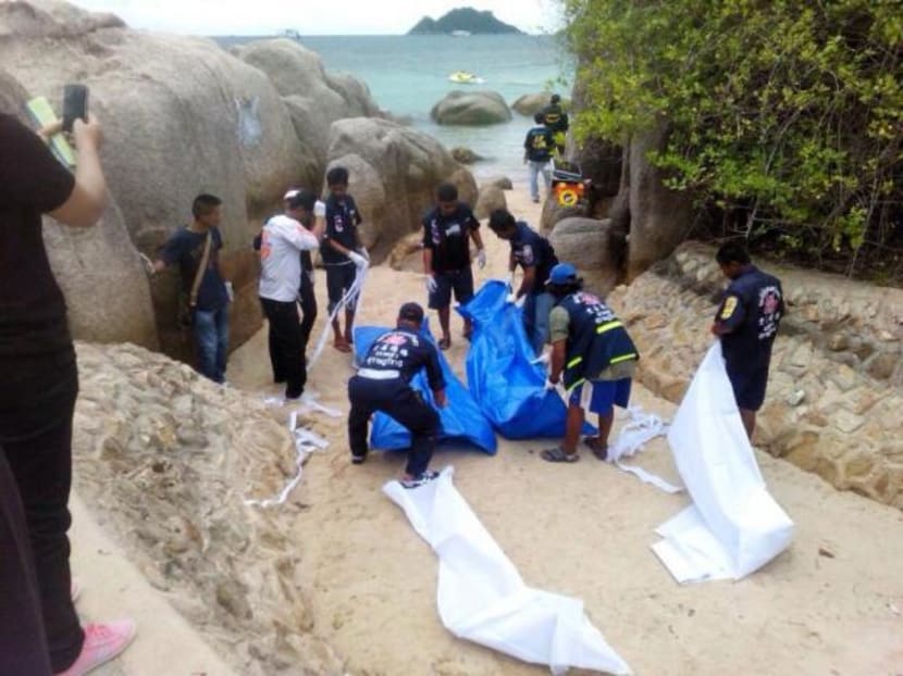 Rescue workers move the bodies of the two British tourists found battered to death on Sairee beach of Koh Tao island yesterday (Sept 15) Photo: Bangkok Post