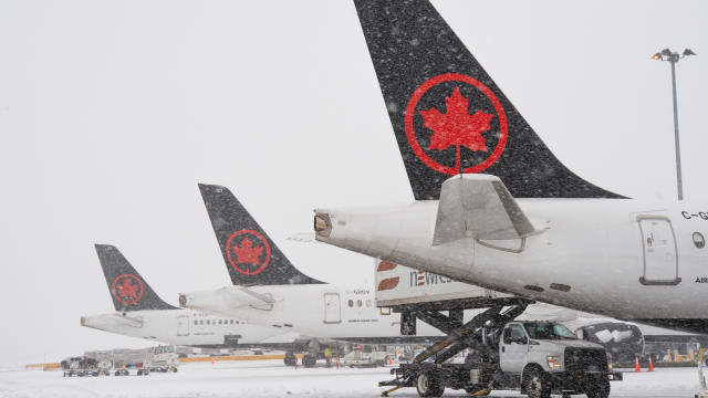 加拿大遭暴风雪袭击 温哥华机场航班被取消或延误