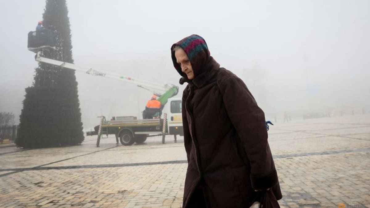 Kiev yang diselimuti kabut pulih setelah serangan Rusia