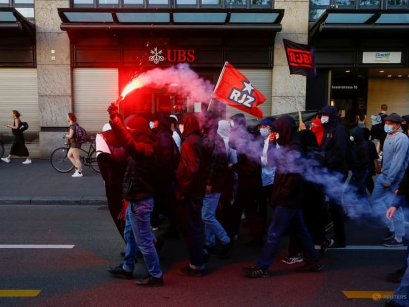 Protesters clash with police ahead of Davos meeting Protesters clash with police ahead of Davos meeting