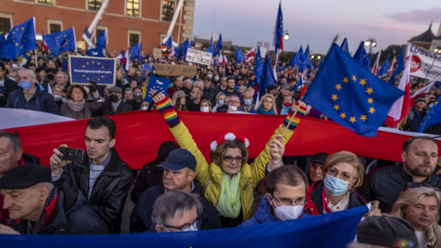 波兰掀起脱欧隐忧 逾10万人示威要求留欧