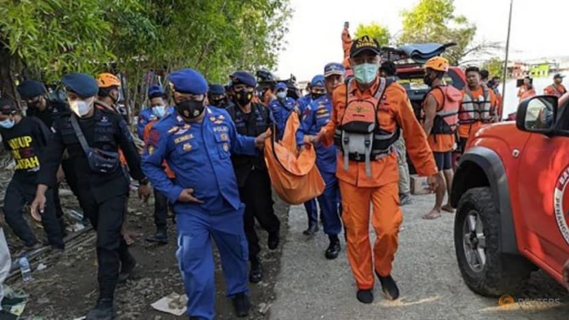 At least 7 dead in Indonesia after overloaded boat capsized while tourists were attempting selfie At least 7 dead in Indonesia after overloaded boat capsized while tourists were attempting selfie