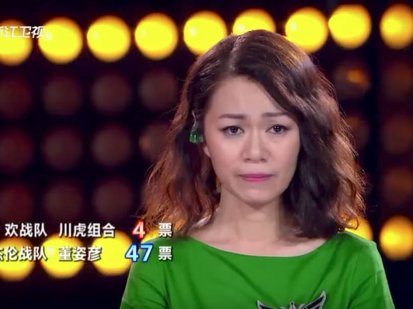 Joanna Dong getting emotional after the announcement of her advancement into the next round during the ninth episode of Sing! China telecasted on Sept 8, 2017. Screencap: ZJSTV Music Channel/YouTube