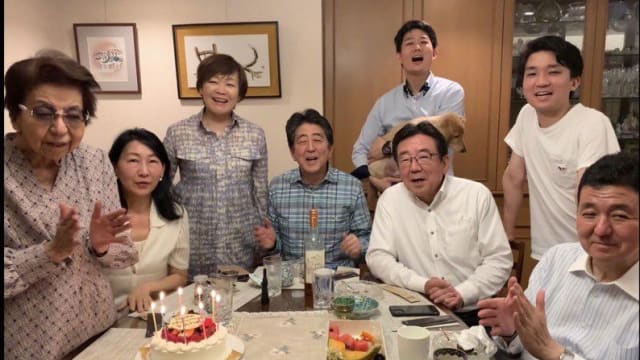 九旬母看新闻痛哭 安倍爱妻泪崩：他无法从政了 