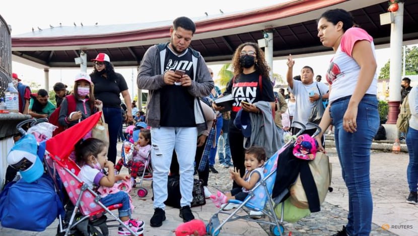 New migrant caravan in Mexico pushes past blockade to head north New migrant caravan in Mexico pushes past blockade to head north