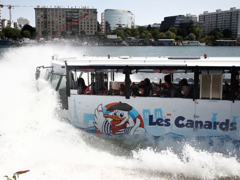 Latest Paris attraction drives tourists into the Seine Latest Paris attraction drives tourists into the Seine