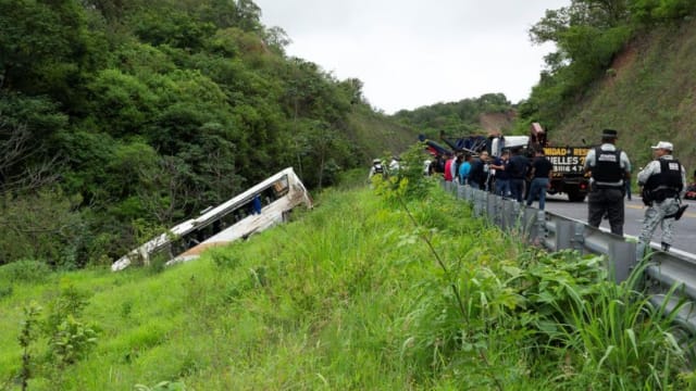 墨西哥巴士坠崖 至少17人死亡