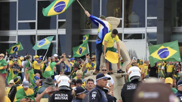 巴西极右派前总统博尔索纳罗谴责支持者闯入国会大楼