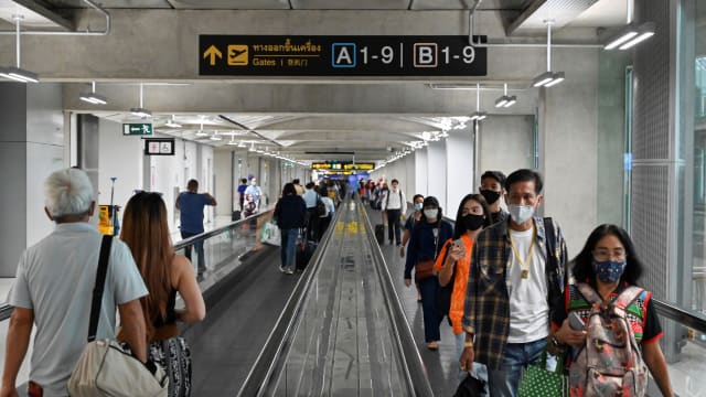 泰国首都曼谷实施严厉限制措施  暂停航班和巴士服务